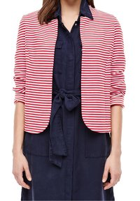 Rood en wit gestreepte cardigan, lichtgewicht stof, open voorkant ontwerp, lange mouwen, gecombineerd met een marineblauwe jurk met strik taille.