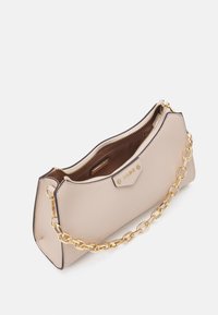 Sac à main beige texturé avec une chaîne dorée, fermeture éclair supérieure et poche intérieure, vue en angle sur fond blanc.