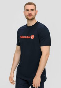 Donkerblauw katoenen T-shirt met korte mouwen, voorzien van een rood "Sinalco" logo op de voorkant. Eenvoudige, casual pasvorm met een ronde hals.