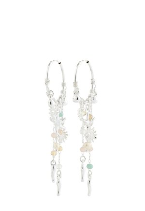 Sølv øreringe med flere hængende vedhæng, inklusiv stjerner, perler, solformer og små irregulære sølvstykker.