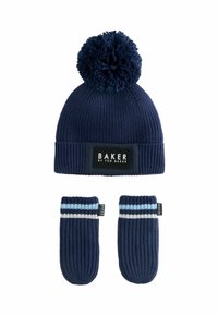 Navy gebreide beanie muts met een pompon bovenop en een brede manchet, gecombineerd met bijpassende vingerloze handschoenen met blauwe en grijze gestreepte accenten.
