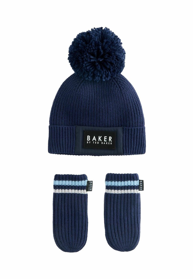 Navy gebreide beanie muts met een pompon bovenop en een brede manchet, gecombineerd met bijpassende vingerloze handschoenen met blauwe en grijze gestreepte accenten.