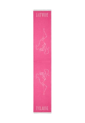 Lunga sciarpa rosa con contorni bianchi della mappa del mondo e il testo "T CLASSE" a entrambi i capi con frange bianche.