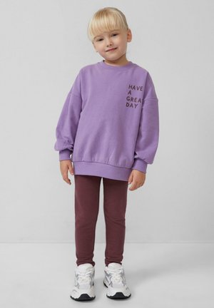 Paarse sweatshirt met de tekst "HEB EEN FANTASTISCHE DAG," gecombineerd met bordeaux leggings en witte sportschoenen. Eenvoudig ontwerp, ontspannen pasvorm, katoenmateriaal.