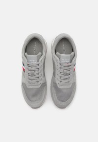 Tommy Hilfiger RUNNER EVO MIX - Zapatillas - antique silver