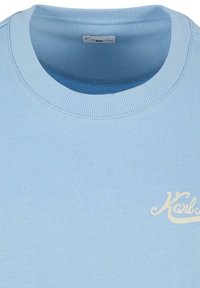Šviesiai mėlynas džemperis su raukšlėta apykakle, kairėje pusėje puikuojasi kreminės spalvos "Karl" logotipas. Minkšta tekstūra ir laisvas siluetas.