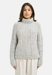 Helle graue Strickjacke mit einer groben Textur, hohem Rollkragen und geripptem Saum. Verfügt über lange Ärmel und eine lockere Passform.