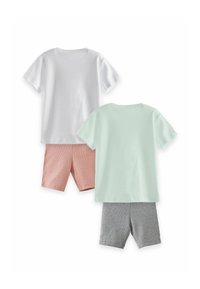 Zwei Sets von Kinderbekleidung: ein weißes T-Shirt mit Rundhalsausschnitt kombiniert mit rosa Shorts und ein mintgrünes T-Shirt mit grauen Shorts.