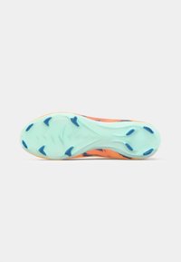 Semelle de chaussure de football avec une semelle extérieure vert menthe, un dessus orange et noir présentant un design texturé et des crampons bleus pour l'adhérence.