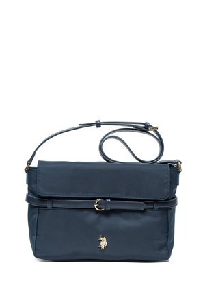 Marineblaue Crossbody-Tasche mit verstellbarem Riemen, Klappenverschluss, dekorativem Gürtel und kleinem goldenen Pferd-und-Reiter-Emblem auf der Vorderseite.