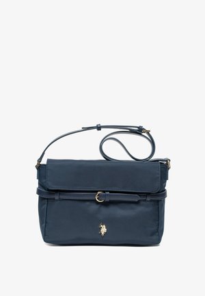 Marineblaue Crossbody-Tasche mit verstellbarem Riemen, Klappenverschluss, dekorativem Gürtel und kleinem goldenen Pferd-und-Reiter-Emblem auf der Vorderseite.