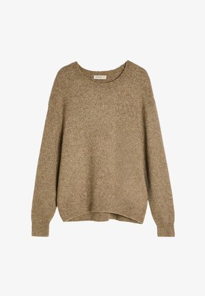 Beżowy sweter z dzianiny o szerokim okrągłym dekolcie, opuszczonych ramionach i prążkowanych mankietach. Miękka tekstura, luźny krój i nieco asymetryczny karczek.