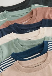 Stosowane t-shirty z okrągłym dekoltem w różnych kolorach: czarnym, jasnooliwkowym, różowym, granatowym, beżowym, z pasiastym wzorem w granatowo-beżowym kolorze. Widoczne żeberkowane dekolty.