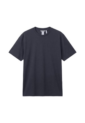 Camiseta lisa de color azul marino oscuro, de manga corta y cuello redondo, con un pequeño logo en el pecho y una etiqueta de marca en el cuello.