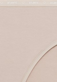 Beżowa bawełniana damska bielizna z elastycznym paskiem w talii z białym nadrukiem "ATLANTIC". Miękka tekstura i bezszwowe krawędzie.