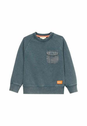Mørk petrolfarvet langærmet sweatshirt med ribkant ved manchetter og kant, en brystlomme med knap og en orange rektangulær mærkeetiket nær kanten.