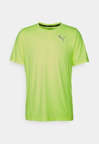 Camiseta de manga corta verde lima con cuello redondo y un sutil degradado. Presenta un pequeño logotipo gris de Puma en el pecho. Material suave y ligero.
