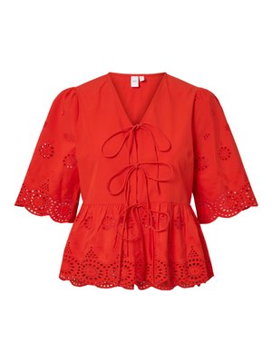 Punane lühikeste varrukatega pluus silmaaugulise pitsdetailiga, kolme ees oleva lipsuga, V-kaeluse ja peplumi äärega.