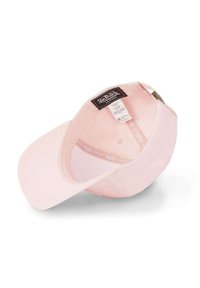 Casquette rose avec un design structuré, dotée d'une sangle ajustable à l'arrière et d'un revêtement intérieur doux. Étiquette visible à l'intérieur.