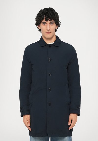 Marineblau, knopfbesetzter Mantel mit spitzem Kragen, zwei vorderen Taschen und einem glatten, leicht strukturierten Stoff.