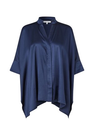 Marineblauwe satijnen kimono-stijl top met een sjawlkragen, korte mouwen en een losse pasvorm. Heeft een knoopsluiting aan de voorkant en een vloeiende zoom.