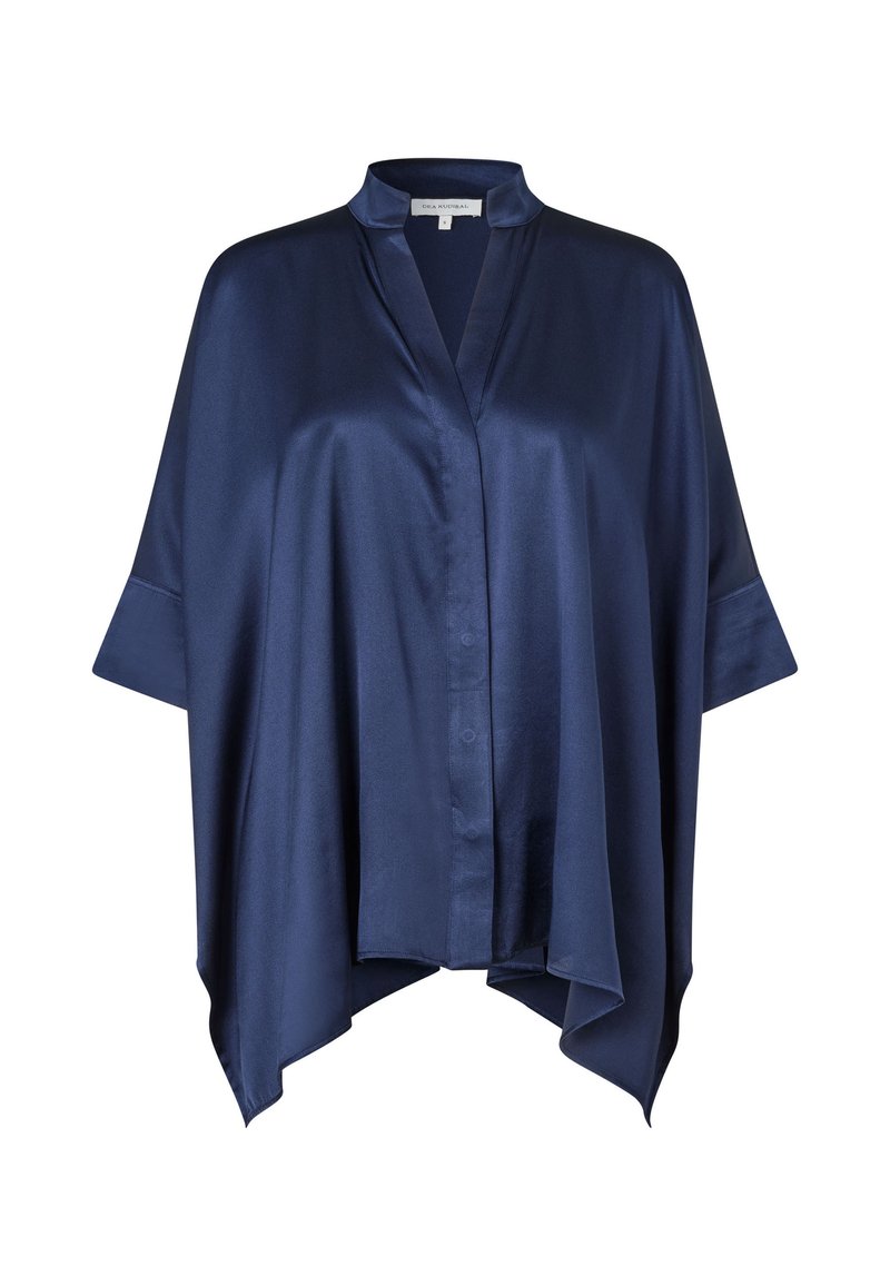 Top in satin blu navy in stile kimono con colletto a scialle, maniche corte e vestibilità ampia. Presenta una chiusura con bottoni e un orlo fluente.