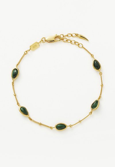 Brăţară din lanţ de aur, cu pietre preţioase verzi ovale, alternate cu mici mărgele de aur, şi un sistem de închidere tip carabină, cu o etichetă marcată "925".