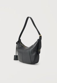 Μαύρη τσάντα ώμου από δέρμα με υφή, με χρυσλό φερμουάρ, ρυθμιζόμενο λουρί και μικρό συνδεδεμένο τσαντάκι, σε απλό φωτεινό φόντο.