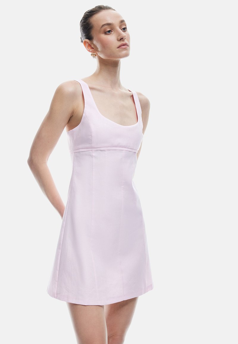 Helles rosa Kleid mit breiten Trägern, quadratischem Ausschnitt, tailliertem Oberteil und weit auslaufendem Rock. Glattes Material mit minimalen Nähten und klaren Linien.