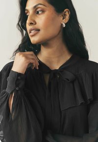 Laura Ashley BITTER MINI RUFFLE PUSSYBOW - Nappali ruha - brown