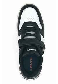 Scarpa sportiva bianca e nera con tomaia in mesh, punta traforata e cinturino in velcro. Presenta un colletto imbottito e una soletta con marchio.
