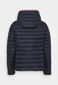 Marineblå quiltet dunjakke med vandrette sømme og hætte med rød, hvid og marineblå stribet kant, set bagfra.