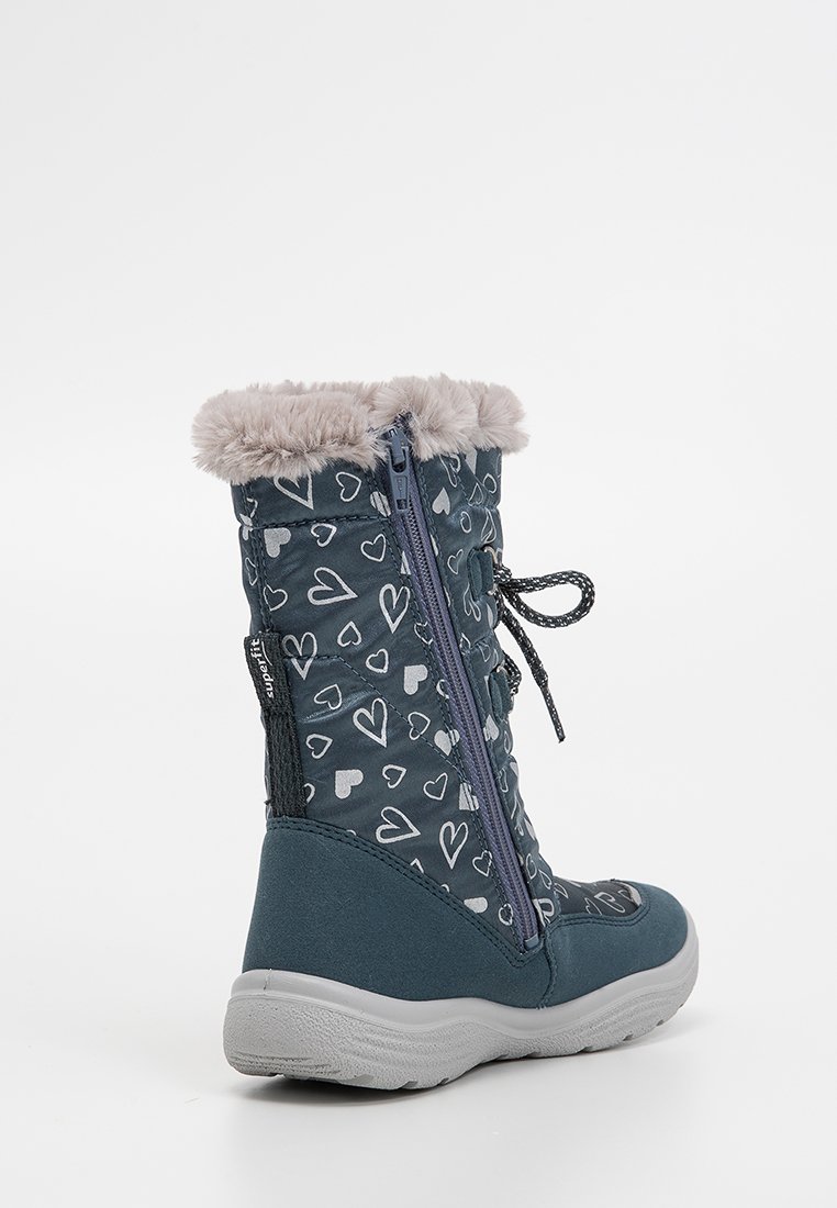 Bottes d'hiver bleu foncé avec des motifs en forme de cœur, fermeture éclair, col en fausse fourrure et semelle en caoutchouc. Tissu texturé et design rembourré pour la chaleur.