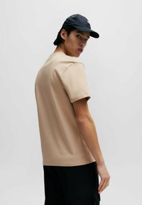 HUGO DALILE - T-Shirt basic - beige seven