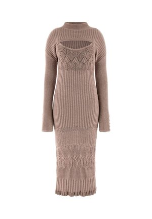 Langes mauve-farbenes Strickkleid mit langen Ärmeln, gerippter Textur, gemusterten Strickdetails und einem weiten Ausschnitt über der oberen Brust und den Schultern.