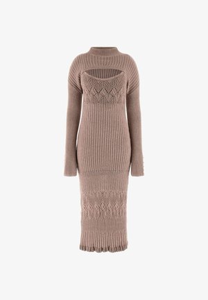 Lange mauve gebreide jurk met lange mouwen, geribbelde textuur, patronen in het breiwerk en een brede uitsnede over de bovenborst en schouders.