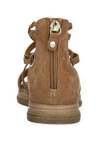 Bruine suède enkel sandaal met een achterrits, ronde metalen accenten en veters; geprofileerde zool en gevoerd hak voor comfort.