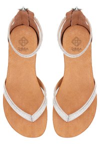 Tan suede sandalen met een metallic zilveren band, voorzien van strass-accenten, open neus ontwerp en een vlakke zool. Logo op de voetbed.