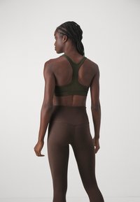 Nike Performance BRA - Sportski grudnjak s blagom potporom - cargo khaki/white