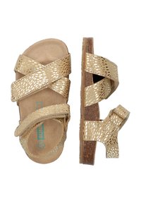 Sandalias doradas con tiras cruzadas que presentan un patrón texturizado. Fabricadas con material sintético y suela tipo corcho, cuentan con una correa ajustable.