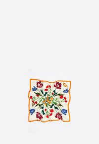 Bufanda de seda floral con intrincados estampados de flores y mariposas en rojo, azul y verde sobre un fondo crema; borde naranja. Forma cuadrada.