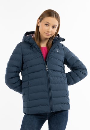 Giacca a vento blu navy con cappuccio e design trapuntato. Presenta una cerniera frontale e un dettaglio con logo sul petto. Indossata sopra un maglione rosa.
