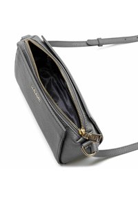 Borsa a tracolla in pelle grigia con superficie testurizzata, zip dorata e rivestimento interno. Presenta una forma rettangolare sottile e una tracolla regolabile.