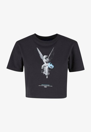 Juodas trumpas viršus iš medvilnės, su grafika, kurioje pavaizduotas sėdintis angelas su sparnais ir liepsnomis, po kuria užrašas balta ir mėlyna spalvomis.