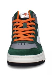 Sneakers verdi e bianche con lacci arancioni, accenti grigi, materiali in suede e pelle, punta arrotondata e perforazioni sulla parte anteriore.