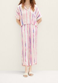 Set di blusa a maniche corte con bottoni e gonna lunga a righe nei colori pastello: rosa, blu e bianco; tessuto leggero e fluente.