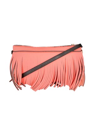 Pochette en simili cuir corail avec des détails à franges, bandoulière noire, et fermeture éclair dorée. Surface texturée avec des bandes superposées.