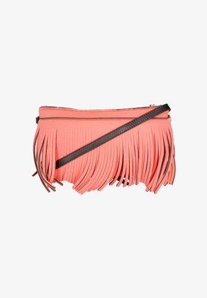 Borsa clutch in finta pelle corallo con dettagli a frange, tracolla nera e chiusura con zip dorata. Superficie testurizzata con strisce sovrapposte.