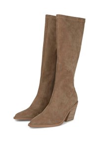 Botas de ante marrón hasta la rodilla con puntera puntiaguda y tacón apilado. Cuentan con un zipper lateral y detalles de costura a lo largo de las costuras.
