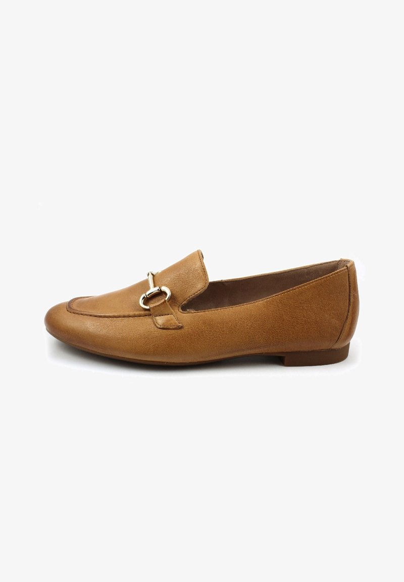 Mocassins en cuir tan avec un semelle plate, présentant une boucle en métal décorative sur le devant. Texture lisse avec un design à bout arrondi.